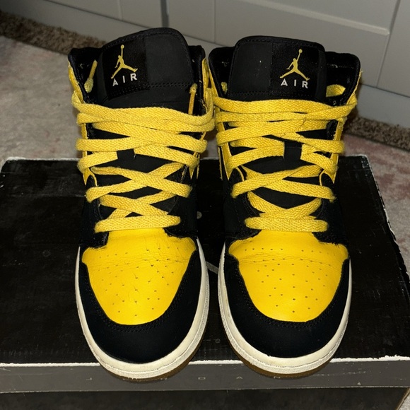 Air Jordan “Bumble Bee” Ones 🐝 - Picture 2 of 7